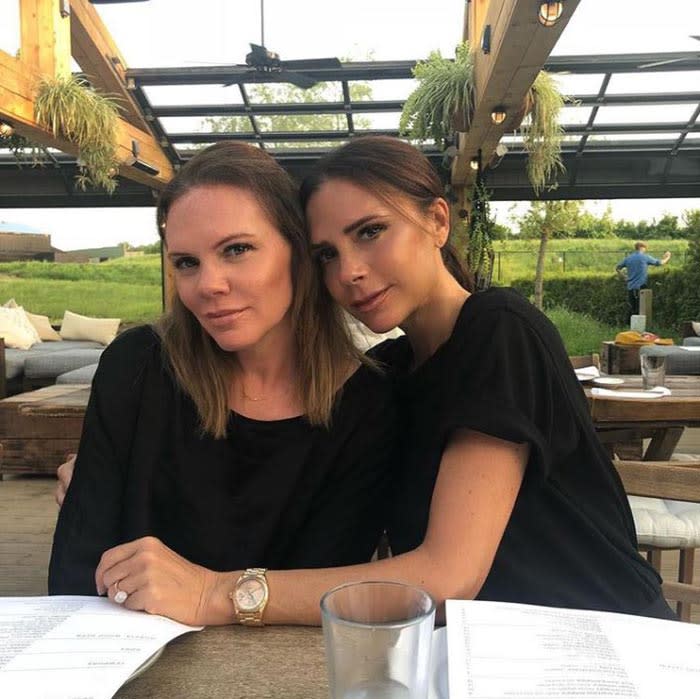 Victoria Beckham junto a su hermana Louise