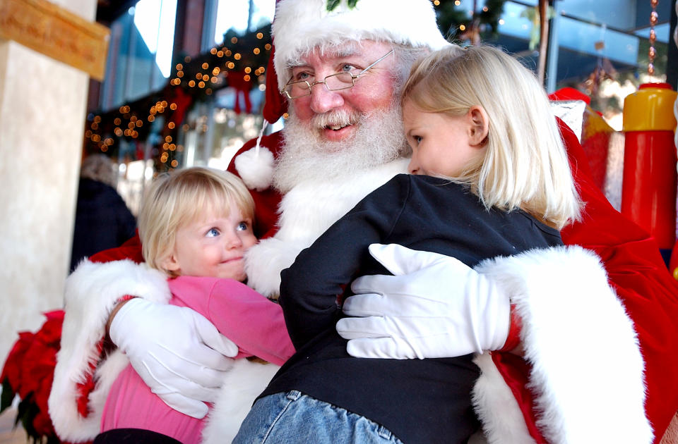 聖誕老人對小朋友非常友善，又會送禮物，難怪深得各地小朋友喜愛。