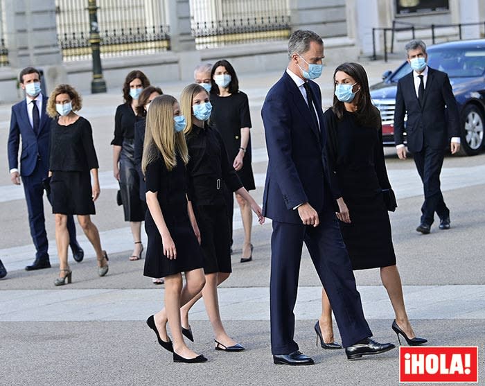 Los Reyes y sus hijas entran en la catedral de la Almudena