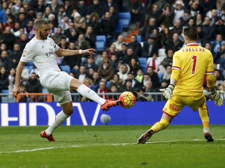 Football Soccer - Real Madrid v Sporting Gijon - Spanish Liga BBVA - Santiago Bernabeu, Madrid, Spain - 17/01/16 Real Madrid's Karim Benzema scores his second goal against Sporting Gijon. REUTERS/Andrea Comas