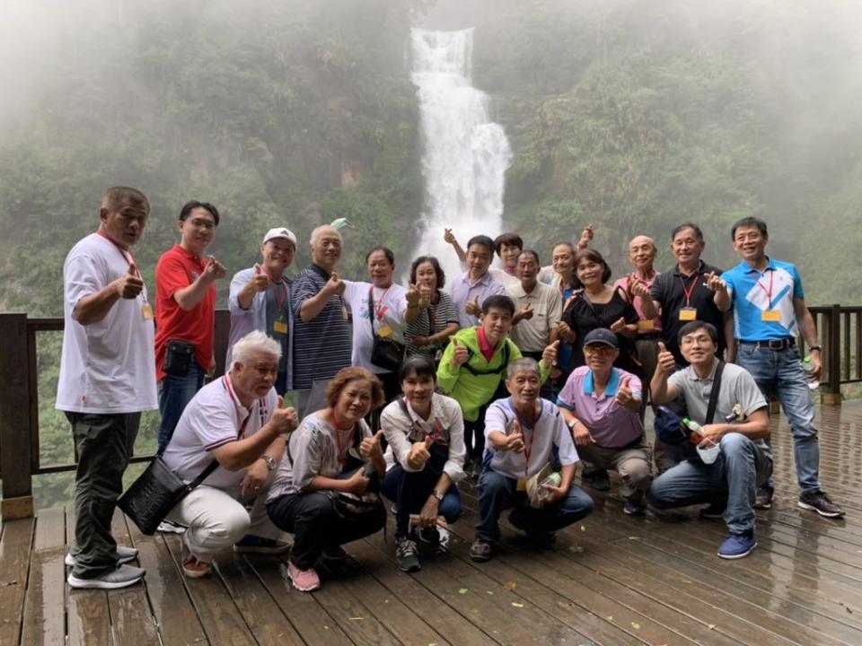 北區區長李皇興帶領二十五位里長參加年終畢業旅行。 （李皇興提供）