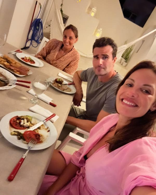 Jessica Bueno y Pablo Marqués con una amiga