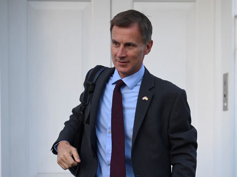 El ministro de Economía de Reino Unido, Jeremy Hunt, en el exterior de su casa en Londres