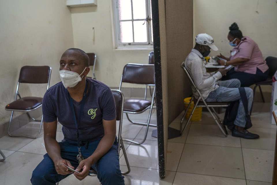 Un hombre espera para recibir una dosis de la vacuna contra la COVID-19 en Johannesburgo, Sud&#xe1;frica, el martes 30 de noviembre de 2021. (Joao Silva/The New York Times)