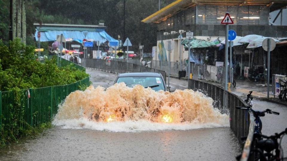 9 月 8 日，一名駕車者在香港大嶼山的洪水中行駛。