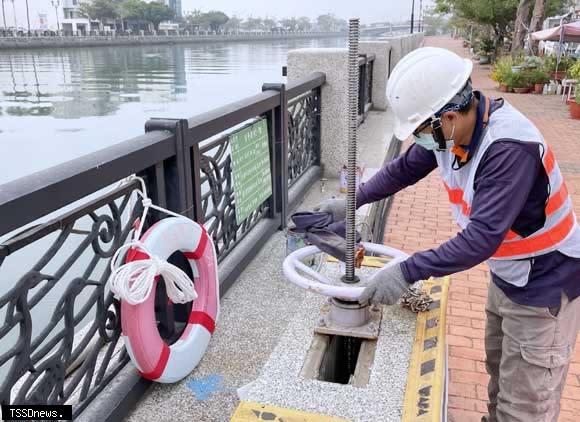 因應鋒面來襲南臺灣易有短時強降雨，南市水利局超前部署各項防汛工作。（記者李嘉祥攝）