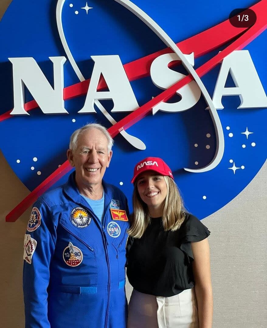 Noel de Castro en las instalaciones del Centro Espacial Kennedy junto al veterano astronauta Robert 