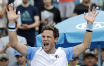 El argentino Diego Schwartzman festeja tras su victoria ante el estadounidense Denis Kudla en la segunda ronda del Abierto de Australia en Melbourne, Australia, el miércoles 16 de enero de 2019. (AP Foto/Aaron Favila)