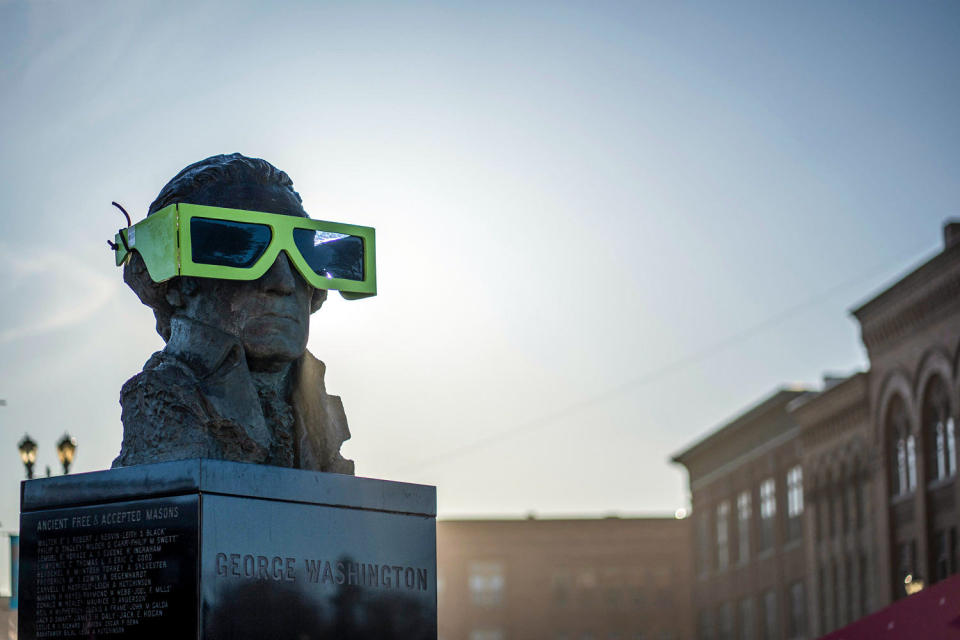 Eine Statue von George Washington wird am 8. April 2024 in Houlton, Maine, der östlichsten Stadt des Landes, mit einer Sonnenbrille geschmückt (Jasper Colt/USA Today Network via Reuters)