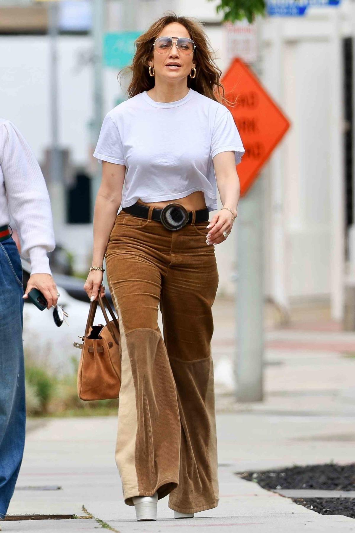 Jennifer Lopez Perfected Everyone's Favorite Tiny Top, Big Pants