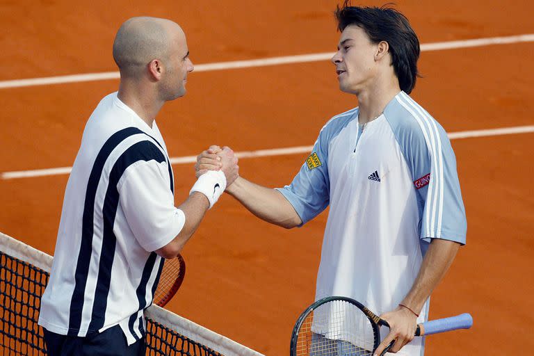 El saludo entre Coria y Andre Agassi en los cuartos de final de Roland Garros 2003: el Mago derrotó al estadounidense por 4-6, 6-3, 6-2 y 6-4.