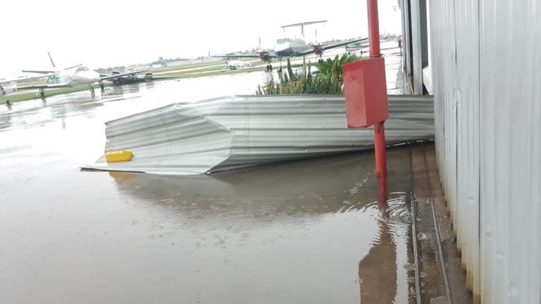 Destrozos en el aeroparque de San Fernando