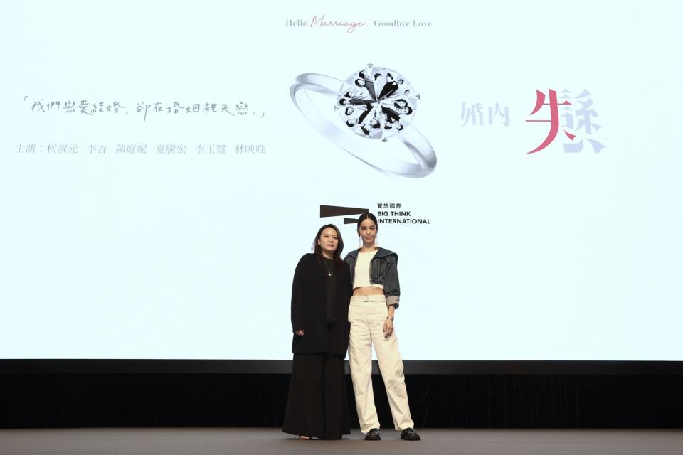 監製章依婷（左）與女主角陳庭妮（右）受文策院邀請出席香港影視節記者會。（寬想國際娛樂提供）