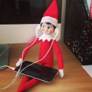 <p>Escuchando música con un iPod… Lo complicado será buscar la manera de que los auriculares se mantengan en sus oídos. <br>(Foto Instagram @elfontheshelf_ideas) </p>