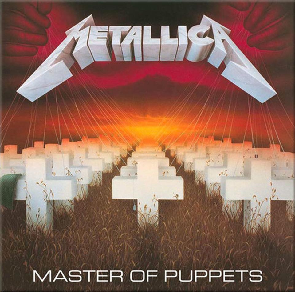 "Master Of Puppets" galt damals als Meilenstein, und tut es heute noch, erweiterte es doch die Genregrenzen. Es enthält nur acht Lieder, darunter den gut achtminütigen Titelsong. In den meisten Bestenlisten wird das Album entweder auf Rang 2 hinter AC/DC oder auf Rang 1 geführt. Es ist in jedem Fall ein Metal-Meilenstein, ein Epos für die Ewigkeit. (Bild: Nuclear Blast)