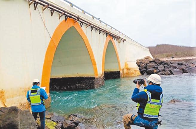 澎湖小門「麥當勞橋」旅遊打卡新景點，斗大的橘紅色雙拱門酷似麥當勞大Ｍ標誌。（陳可文攝）