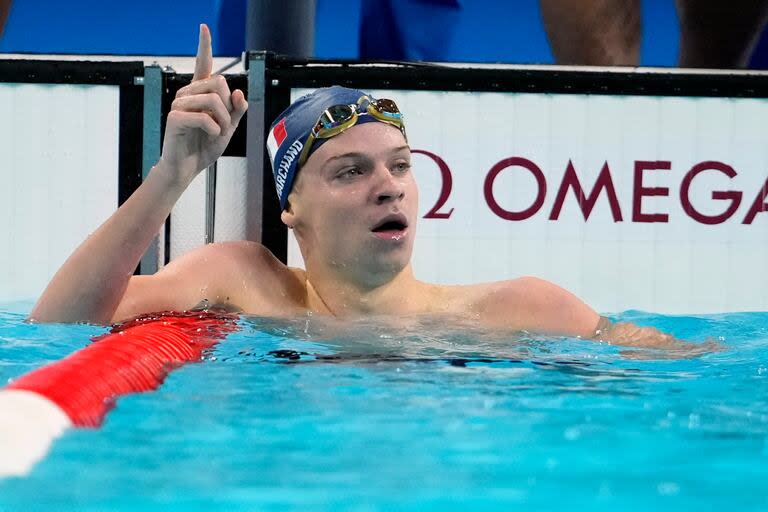 El francés Leon Marchand celebra tras ganar los 200 metros mariposa en la natación de los Juegos Olímpicos de París