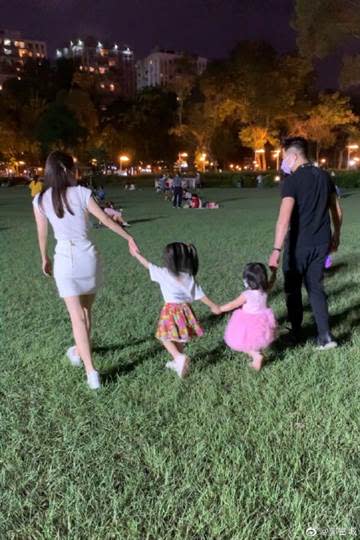 郭富城和方媛帶著女兒到公園踏青。（圖／微博@郭富城）