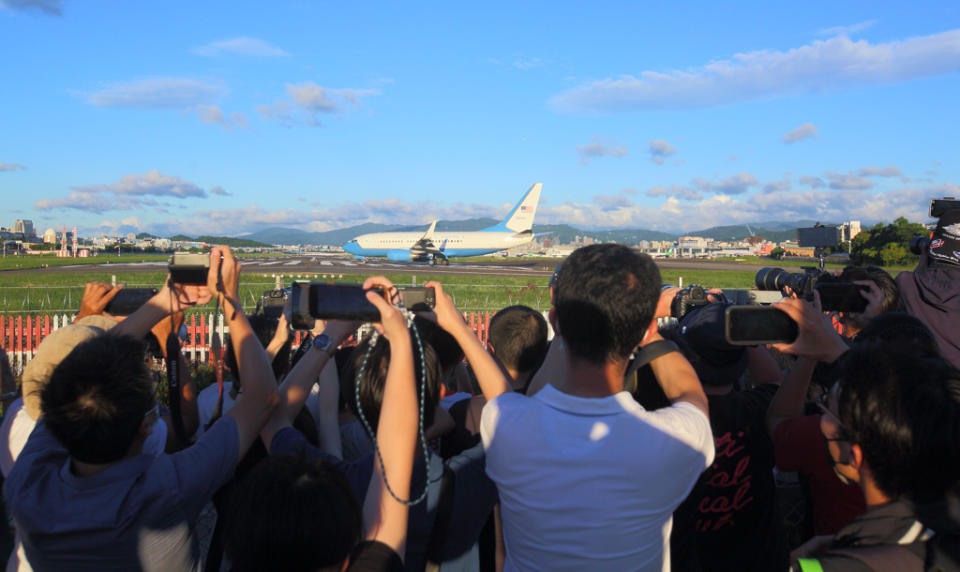 台北市/美國聯邦眾議院議長裴洛西所搭乘（Nancy Pelosi）的空軍C-40C專機，3日下午5點55分從台灣松山機場起飛，結束訪台之旅，濱江街的「飛機巷」也有上百人來卡位，搶拍裴洛西專機，見證這歷史性一刻。（張鎧乙攝）