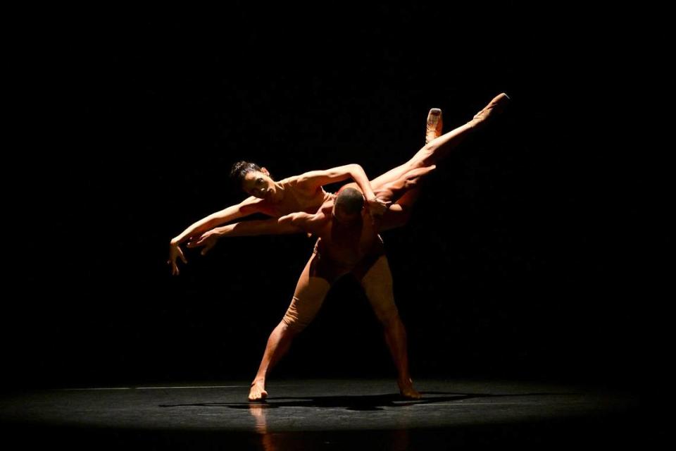 Cora Collado y Alexander Duval, del Ballet Nacional Dominicano (República Dominicana), en “Cigua”, coreografía de Stephanie Bauger.