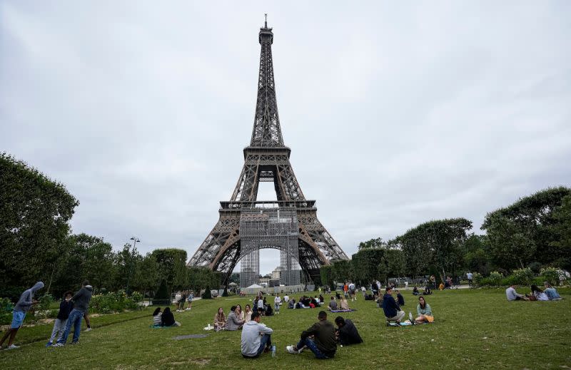 ▲巴黎艾菲爾鐵塔因為受到員工罷工影響，19日突然宣佈暫停對外開放。（圖／美聯社／達志影像）