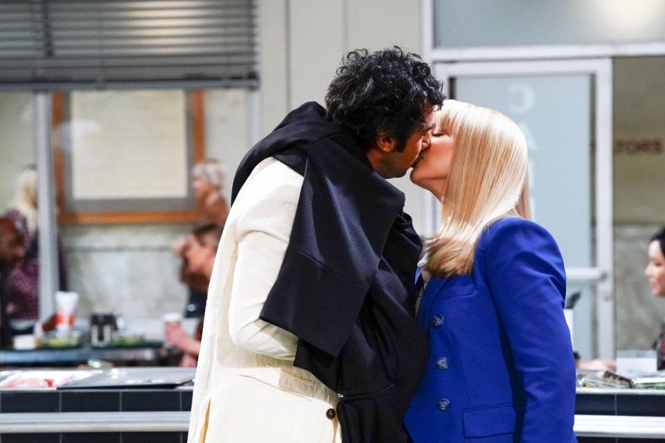 kunal nayyar as martini, melissa rauch as abby stone kissing on night court