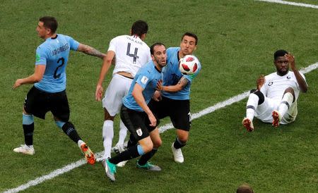 Soccer Football - World Cup - Quarter Final - Uruguay vs France - Nizhny Novgorod Stadium, Nizhny Novgorod, Russia - July 6, 2018 France's Raphael Varane and Samuel Umtiti in action with Uruguay's Jose Gimenez, Diego Godin and Matias Vecino REUTERS/Carlos Barria