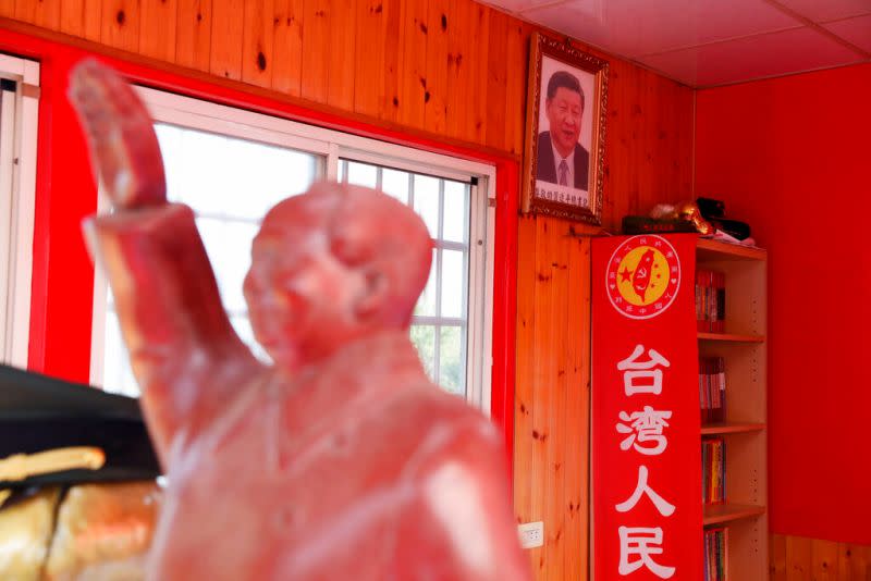 ▲台灣某城市內一群自稱「台灣人民共產黨」的活動人士在中國國慶期間升起五星紅旗。（圖／美聯社／達志影像）