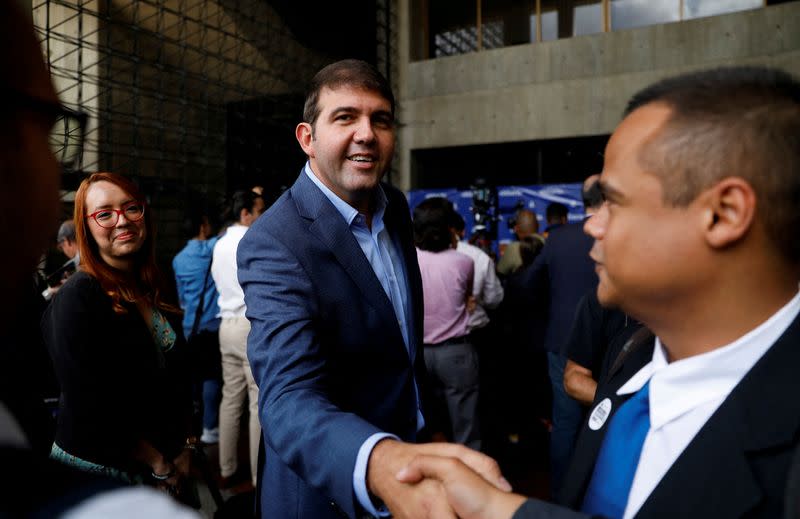 FOTO ARCHIVO: Candidatos de la oposición venezolana participan en un debate, en Caracas