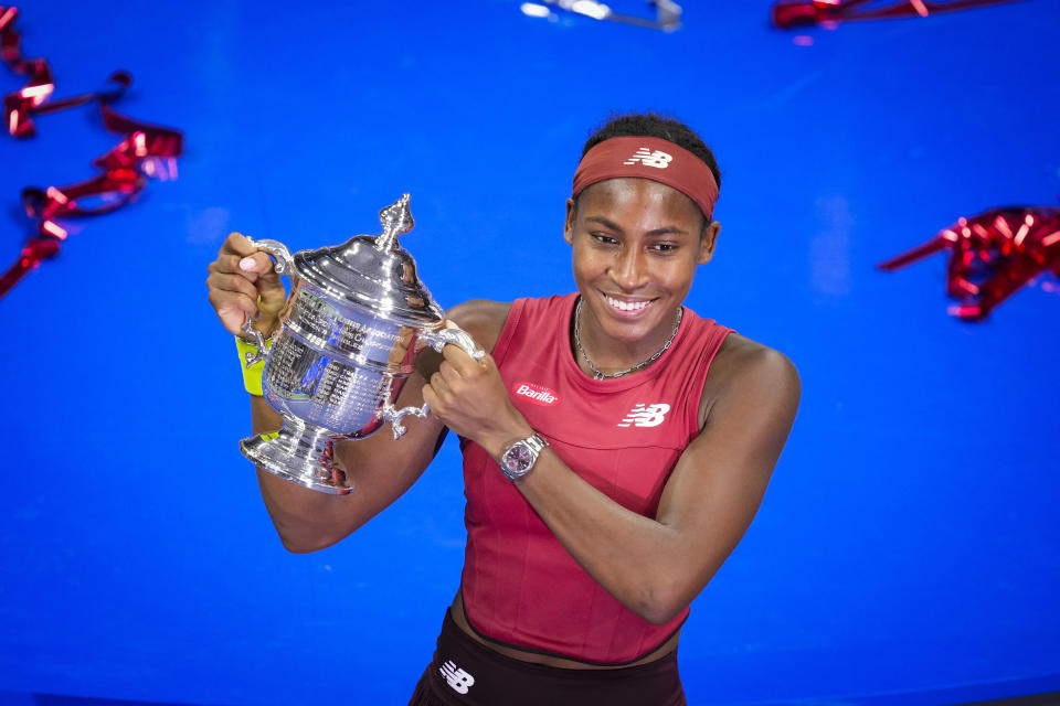 La estadounidense Coco Gauff posa con el trofeo del US Open, que conquistó el sábado 9 de septiembre de 2023, en la final ante la bielorrusa Aryna Sabalenka (AP Foto/John Minchillo)