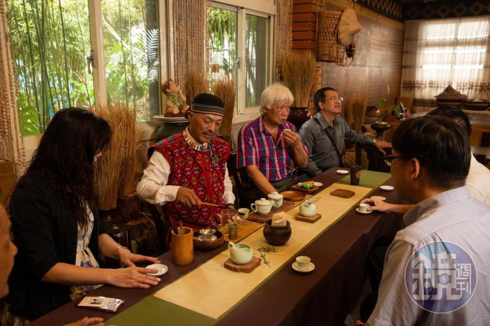 田園畫家張秋台（白髮長者）是挖掘南賢天好歌喉的伯樂，二人相知相惜20年。