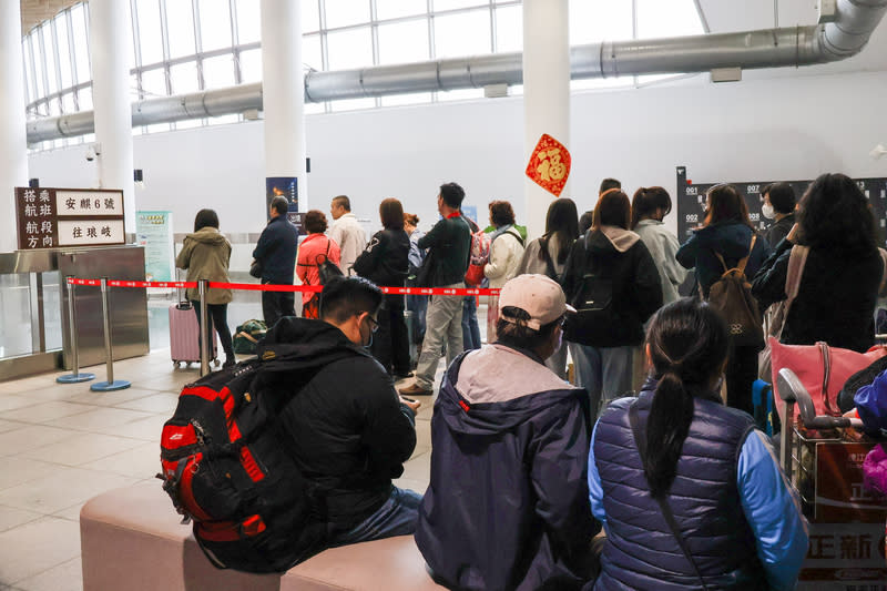 立法院會16日表決通過國民黨團、民眾黨團所提修正動議，決議在維護安全、增進兩岸和平穩定發展，解除人民組團赴大陸觀光之限制，並優先開放大陸觀光客循小三通赴金馬澎等三離島縣旅遊觀光。圖為馬祖小三通排隊上船。（中央社資料照）