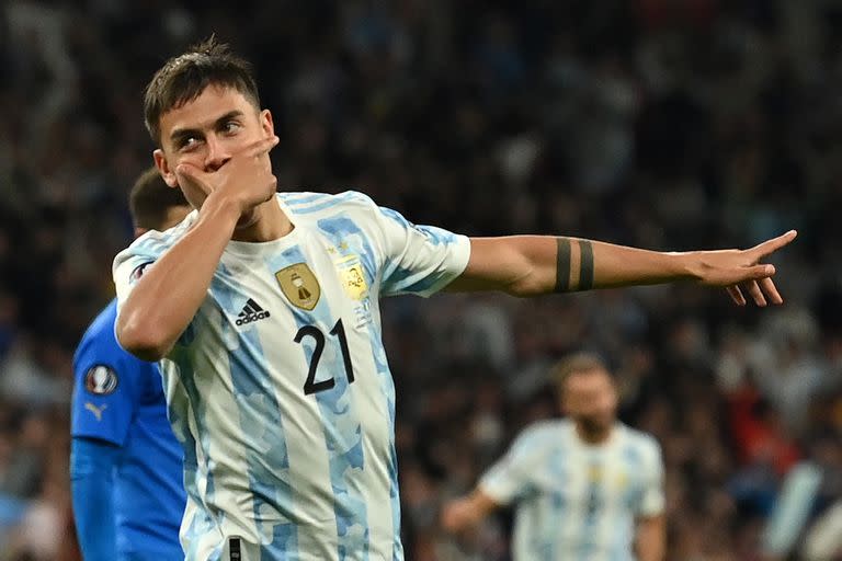 Paulo Dybala celebra su gol con Argentina ante Italia en la Finalissima (Photo by Glyn KIRK / AFP)