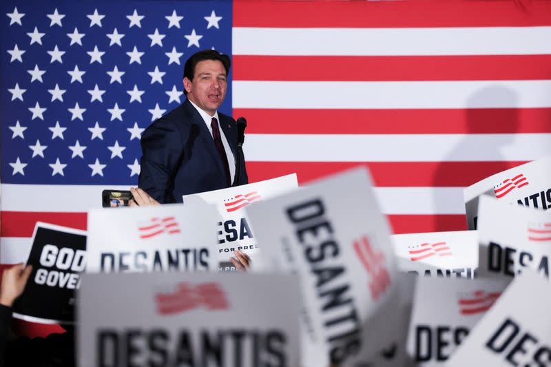 El gobernador de Florida y candidato presidencial republicano Ron DeSantis habla en su fiesta de seguimiento del caucus de Iowa en West Des Moines, Iowa, EEUU