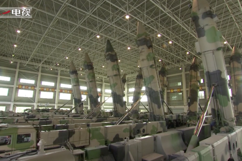 中國軍網八一電視播出火箭軍新型導彈畫面，一般認為這應該是東風-26。