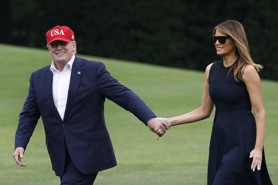 Donald Trump ist dominant, wenn er Melanias Hand hält. (Bild: ddpimages)