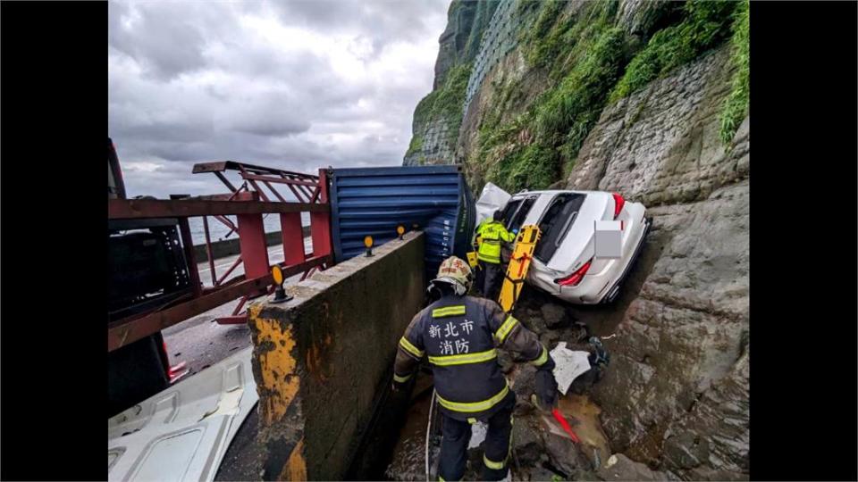 曳引車翻覆波及兩車　白色轎車夾山壁、駕駛一度受困