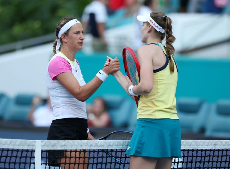 Victoria Azarenka (izquierda) felicita en la red a Elena Rybakina tras las semifinales del WTA 1000 de Miami. (AL BELLO)