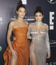 … das Schwesternduo Kendall (21) und Kylie Jenner (19) nur 15 Jahre später der Modewelt diktieren würde, was gerade in ist! Unzertrennlich sind die beiden bis heute – auch, was ihren Geschmack betrifft. Sie gründeten nämlich ein gemeinsames Modelabel! (Bild: AP)