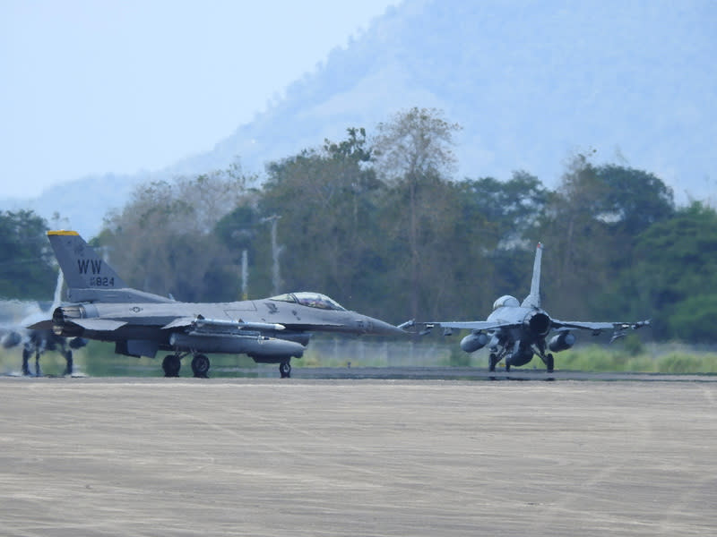 美國F-16戰機參與菲美空軍「雷霆對抗」演習 菲律賓空軍的FA-50戰機和美國空軍的F-16戰鬥機11 日在馬尼拉西北方的巴塞空軍基地進行菲美空軍「雷 霆對抗」第一階段演習。圖為F-16戰機參與演習。 中央社記者陳妍君巴塞空軍基地攝  113年4月11日 