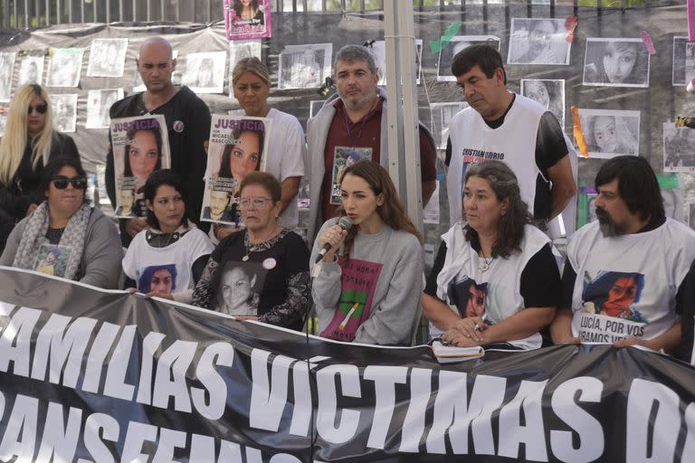 La actriz Thelma Fardín acompañó el reclamo de familiares de víctimas de violencia de género en la manifestación que se desarrolló en la Plaza de Mayo