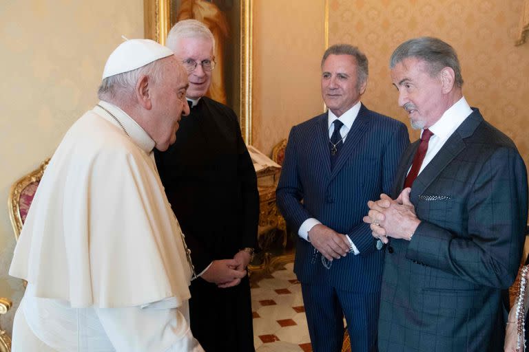 El papa Francisco recibió a Sylvester Stallone en el Vaticano. (Photo by Handout / VATICAN MEDIA / AFP)