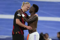 Manchester City's Erling Haaland, left, greets Real Madrid's Vinicius Junior at the end of the Champions League semifinal first leg soccer match between Real Madrid and Manchester City at the Santiago Bernabeu stadium in Madrid, Spain, Tuesday, May 9, 2023. (AP Photo/Manu Fernandez)