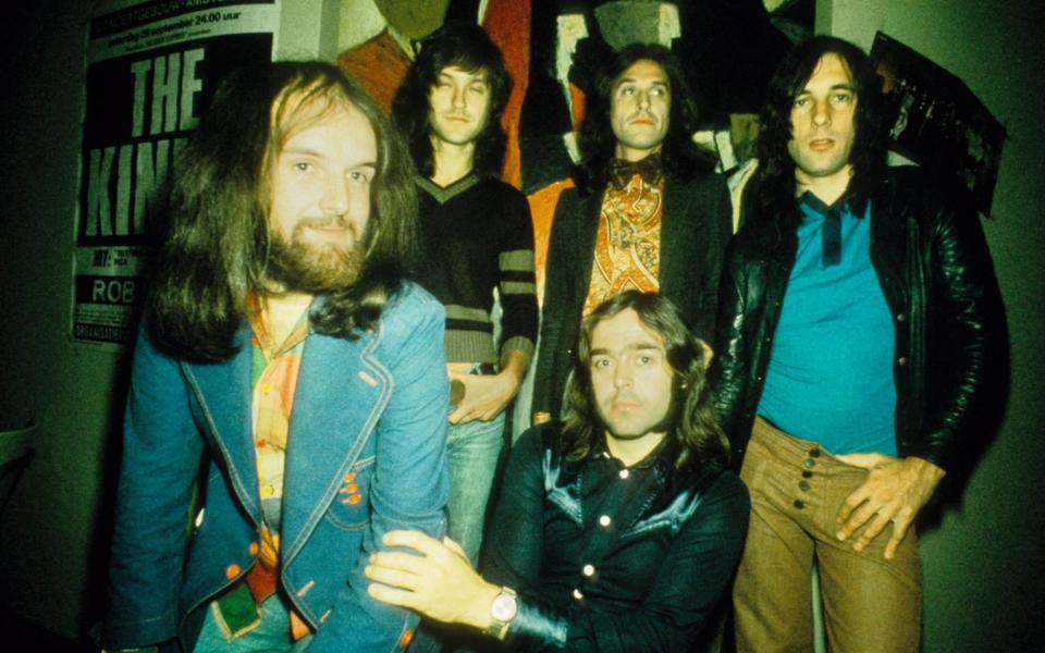 The Kinks in 1973, l-r: Gosling, Dave Davies, Ray Davies, John Dalton (front) and Mick Avory