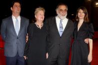 Eleanor und Francis Ford Coppola (Mitte) mit ihren Kindern im Jahr 2007: Sohn Roman (links) und Tochter Sofia traten in Vaters Fußstapfen. Doch auch diese Hollywood-Dynastie lebt mit einer Familientragödie: Der älteste Sohn Gian-Carlo kam 1986, im Alter von nur 22 Jahren, bei einem Speedboot-Unfall ums Leben. (Bild: Pascal Le Segretain/Getty Images)