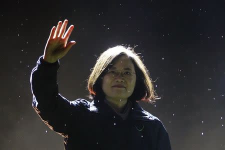 Taiwan's Democratic Progressive Party (DPP) Chairperson and presidential candidate Tsai Ing-wen greets supporters as she takes the stage during a final campaign rally ahead of the elections in Taipei, Taiwan, January 15, 2016. REUTERS/Pichi Chuang