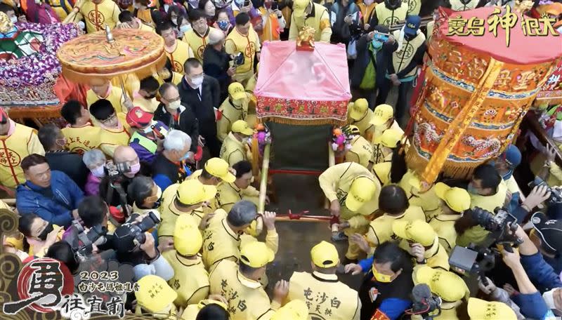 秋茂園換轎點，兩位媽祖婆的鑾轎都已準備在側。（圖／寶島神很大）