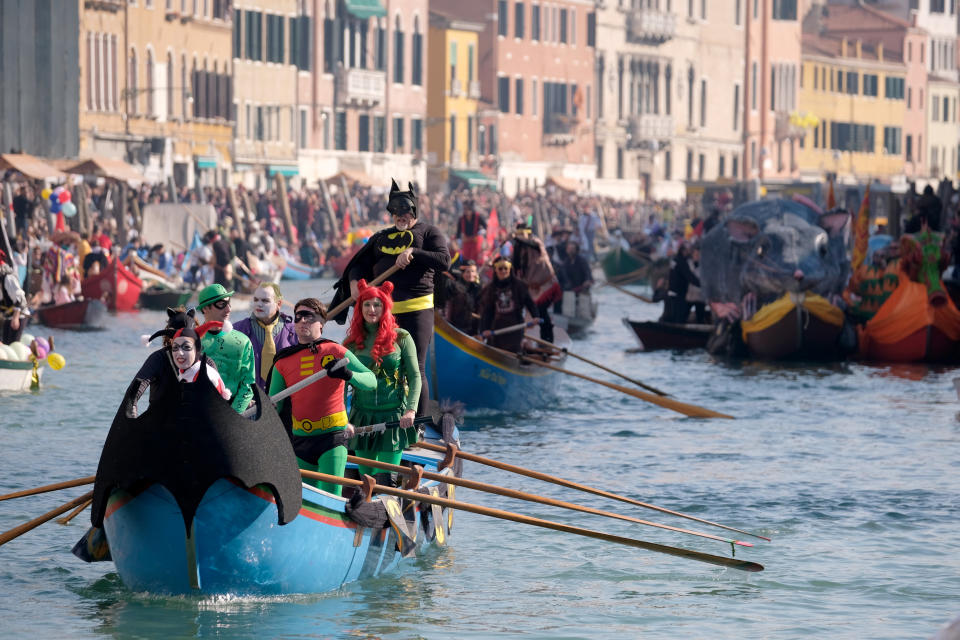 Las fotos del Carnaval de Venecia que muestran lo abarrotado que está