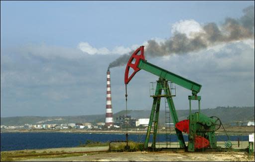 Imagen de una refinería de petróleo cerca de La Habana, el 6 de mayo de 2004. (AFP | Gabriel Bouys)