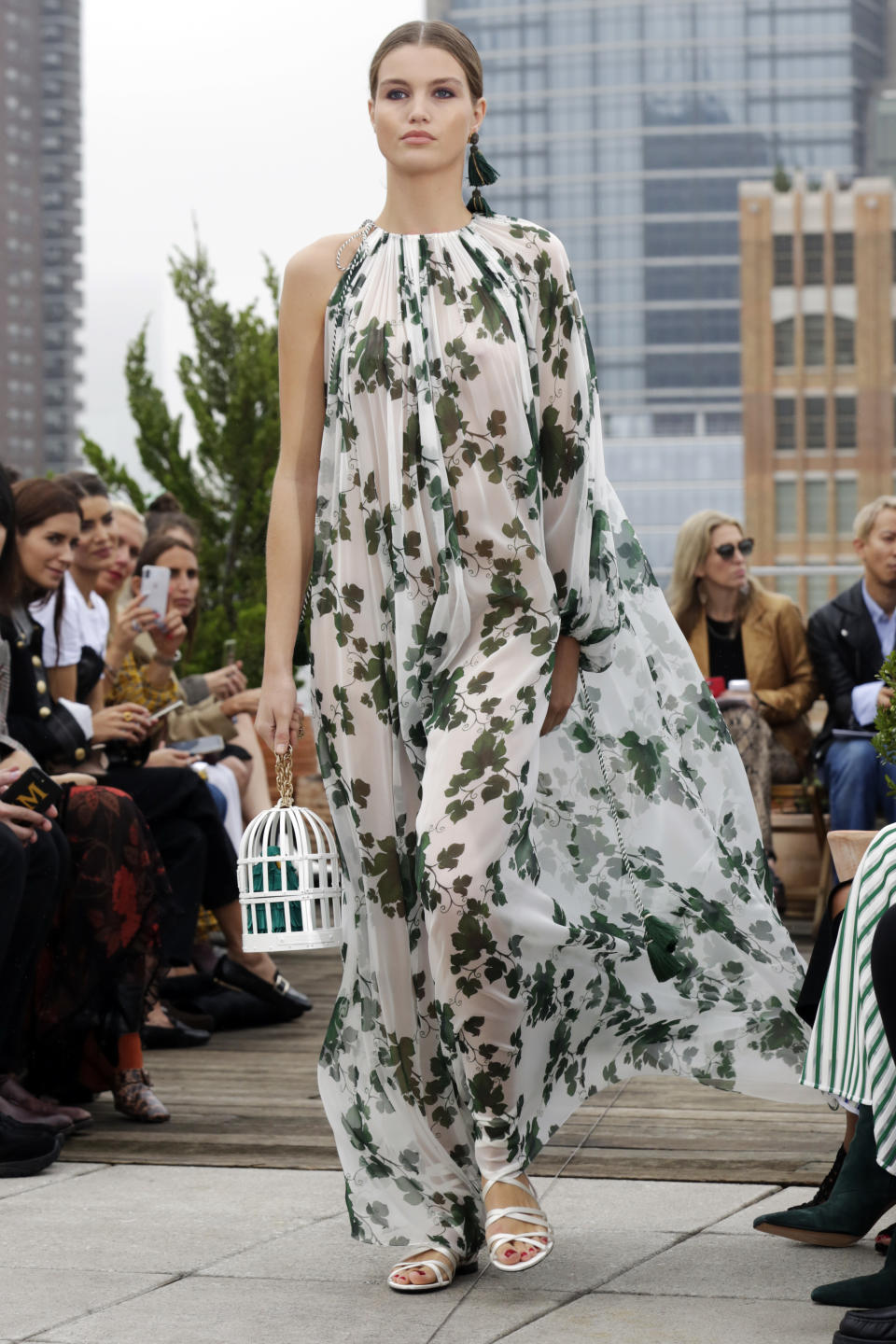 Una modelo presenta piezas de la colección primavera 2019 de Oscar de la Renta durante la Semana de la Moda en Nueva York, el martes 11 de septiembre de 2018. (Foto AP/Richard Drew)